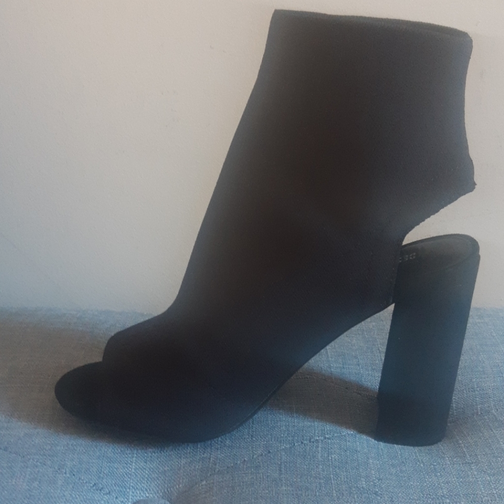 Shoes. - Picture 2 of 4